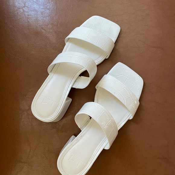 Marc Fisher croc embossed white sandals. - Picture 2 of 3